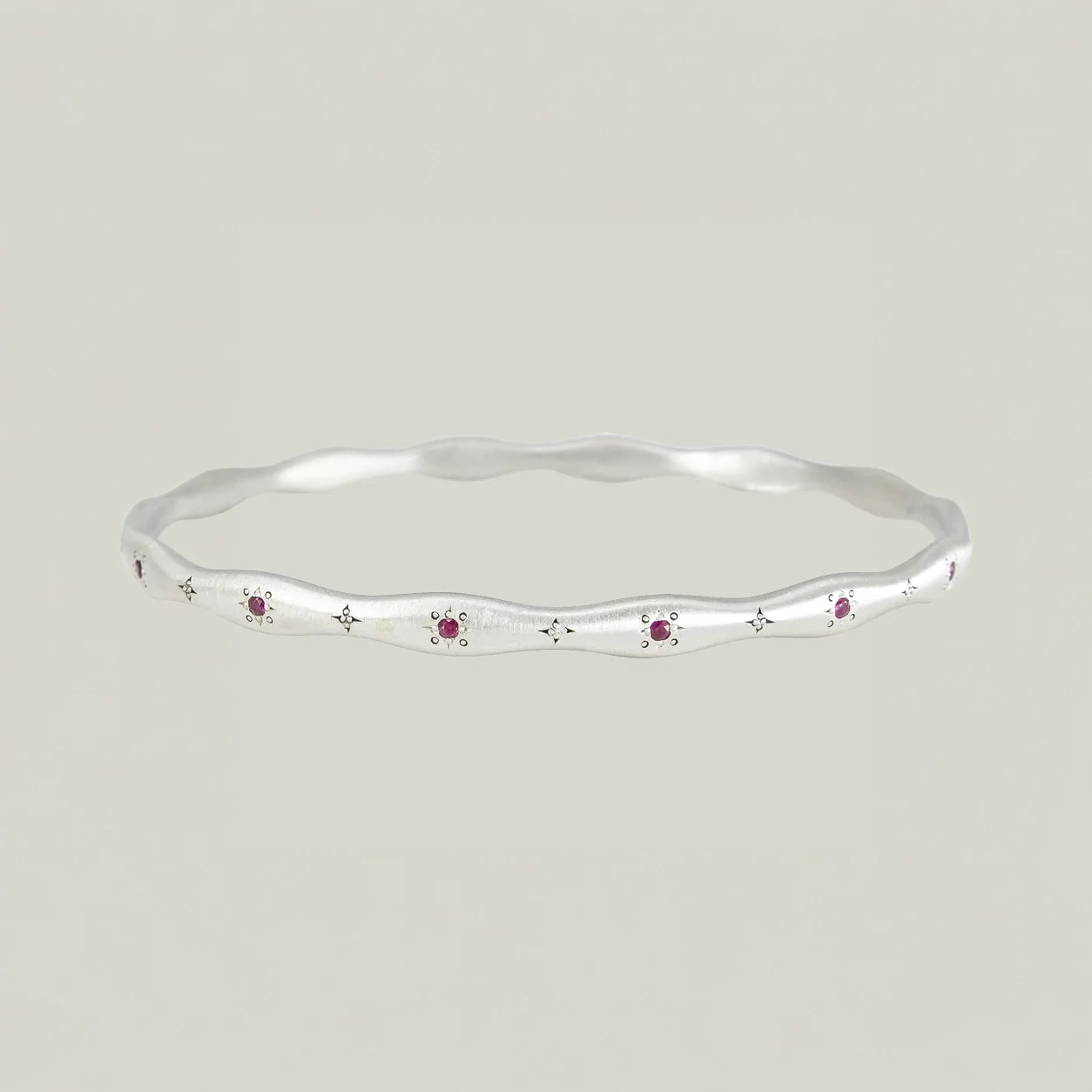 Wavy Stepping Stone Bangle, Rubinrot