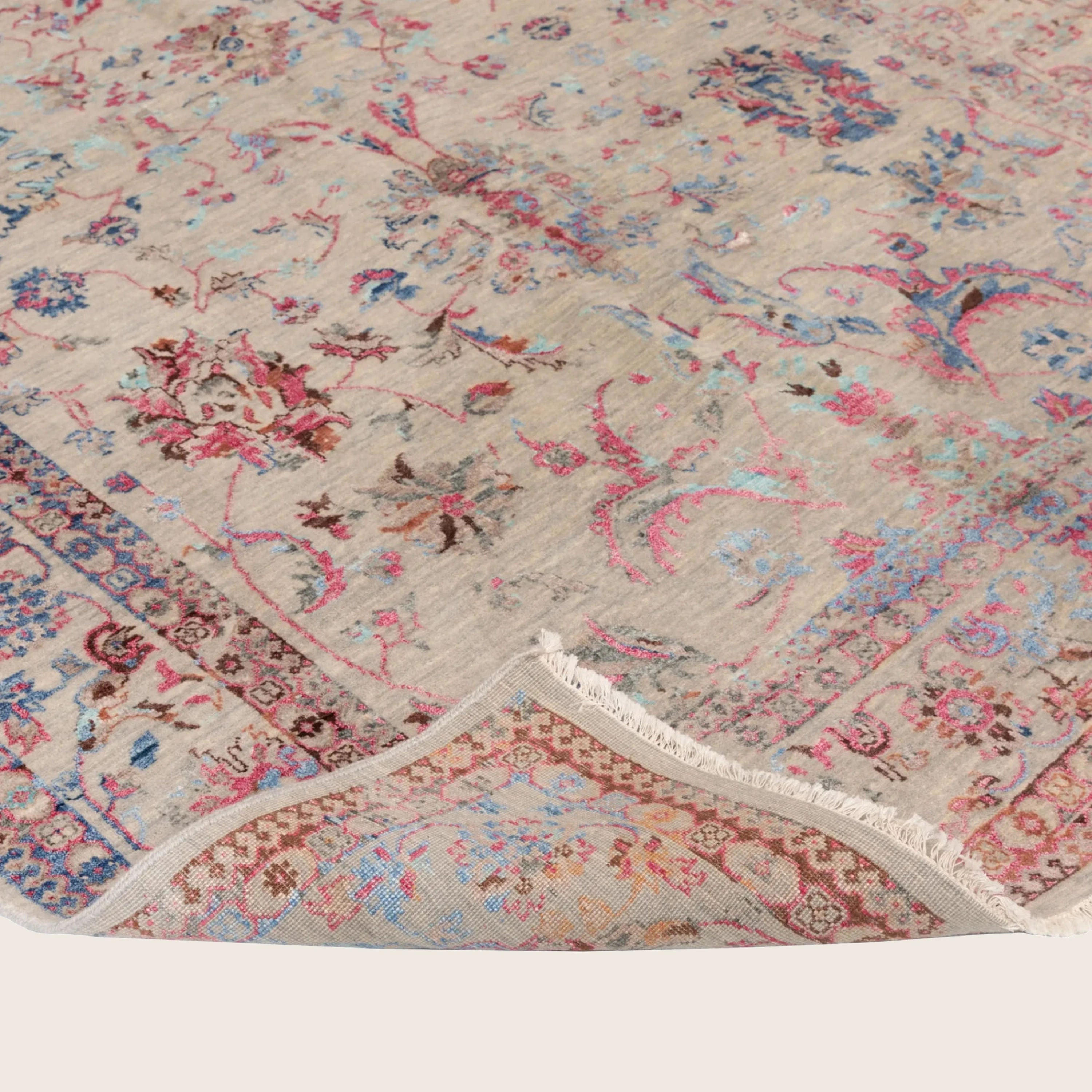 Mehrfarbiger traditioneller Indo Ikat Teppich aus Wolle und Kunstseide - 6'2' x 9'4'