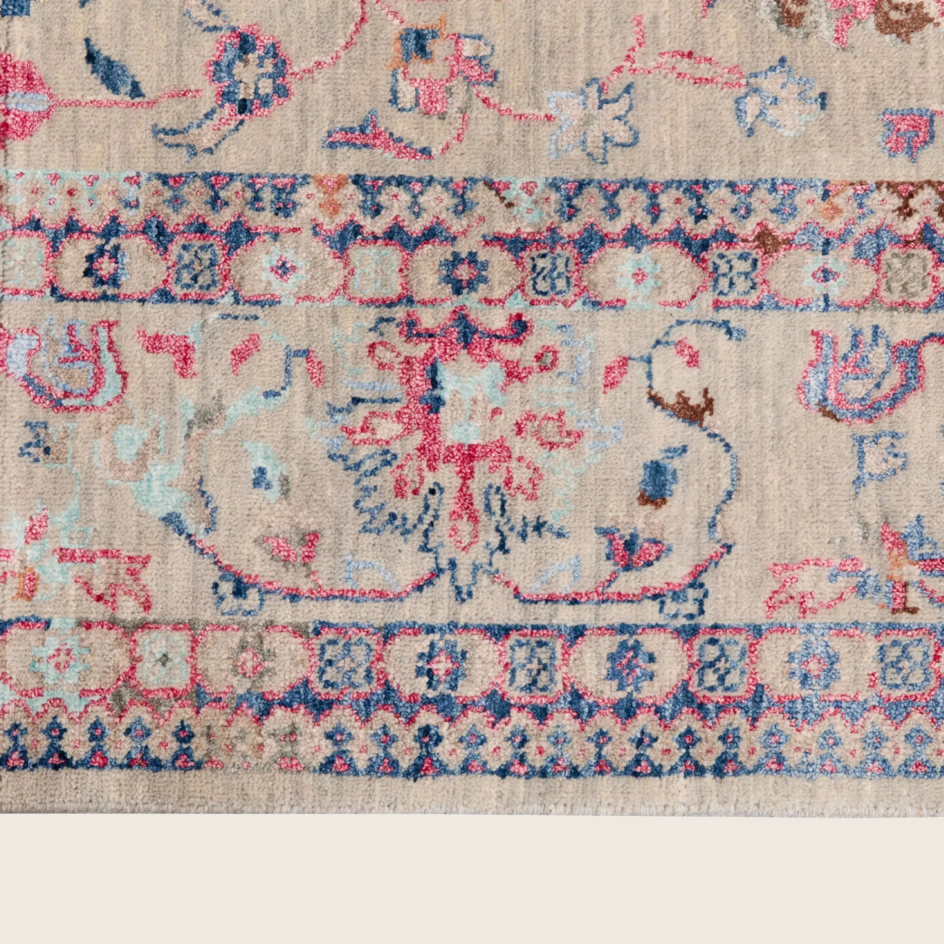 Mehrfarbiger traditioneller Indo Ikat Teppich aus Wolle und Kunstseide - 6'2' x 9'4'