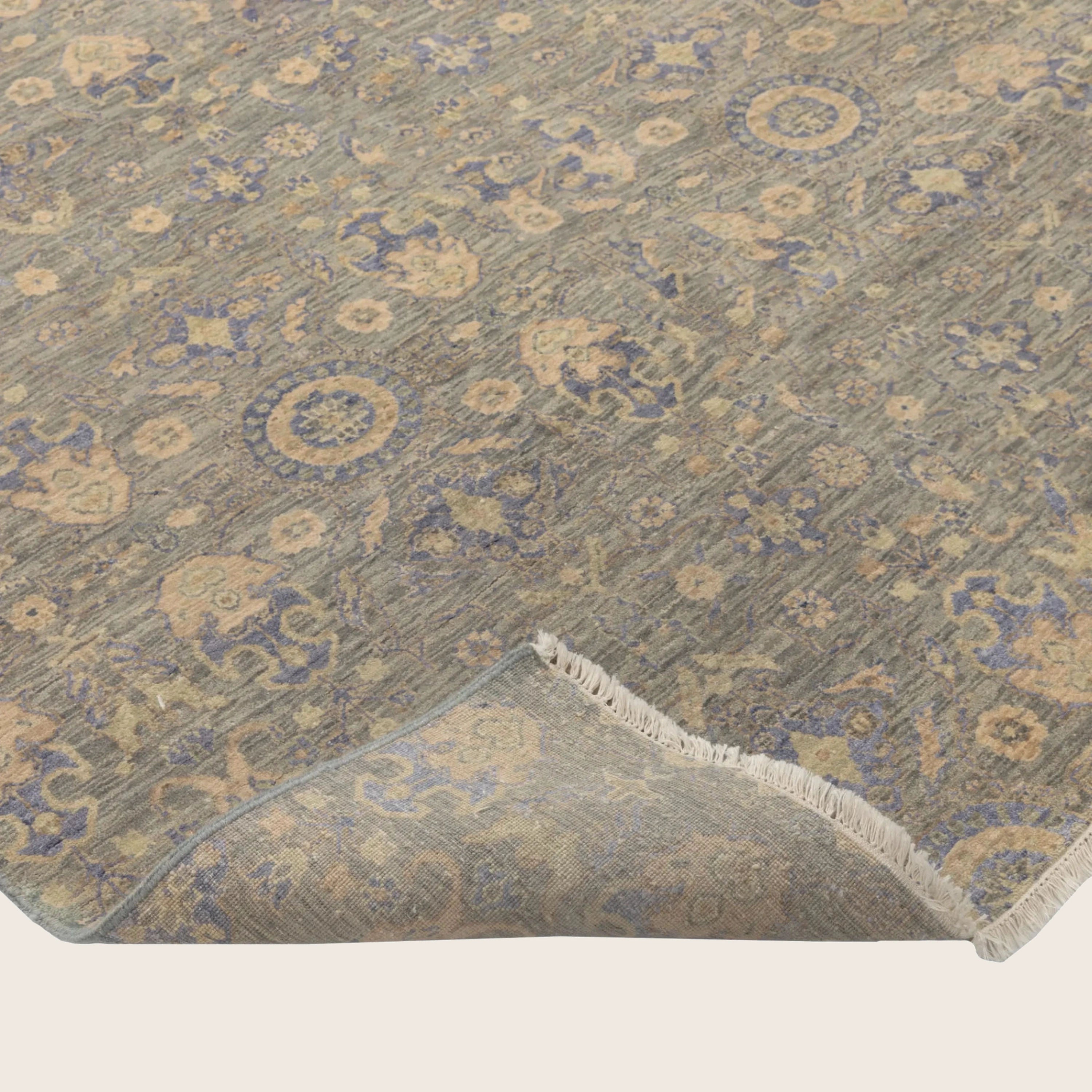 Grauer traditioneller Indo Ikat Teppich aus Wolle und Kunstseide - 6' x 9'3'