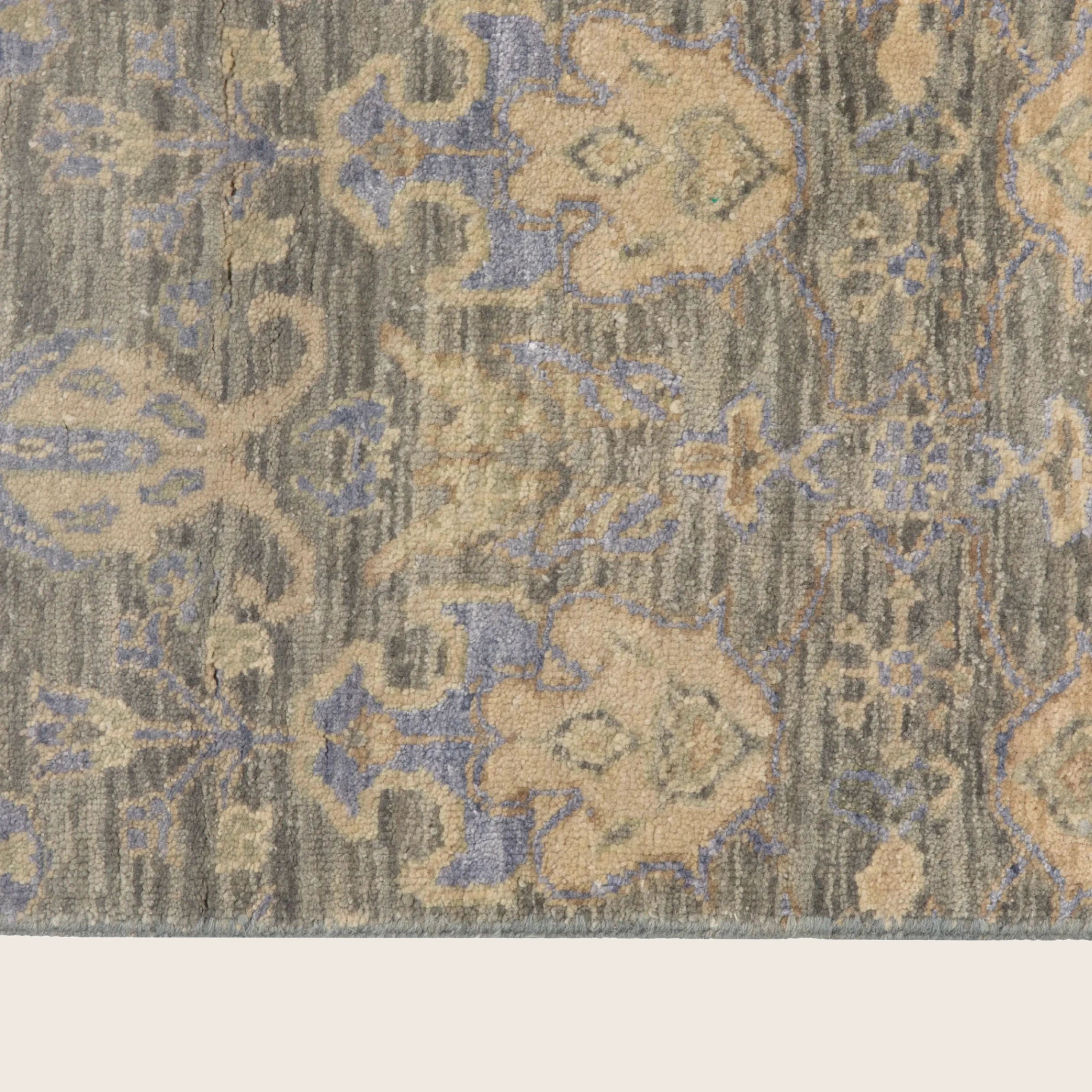 Grauer traditioneller Indo Ikat Teppich aus Wolle und Kunstseide - 6' x 9'3'