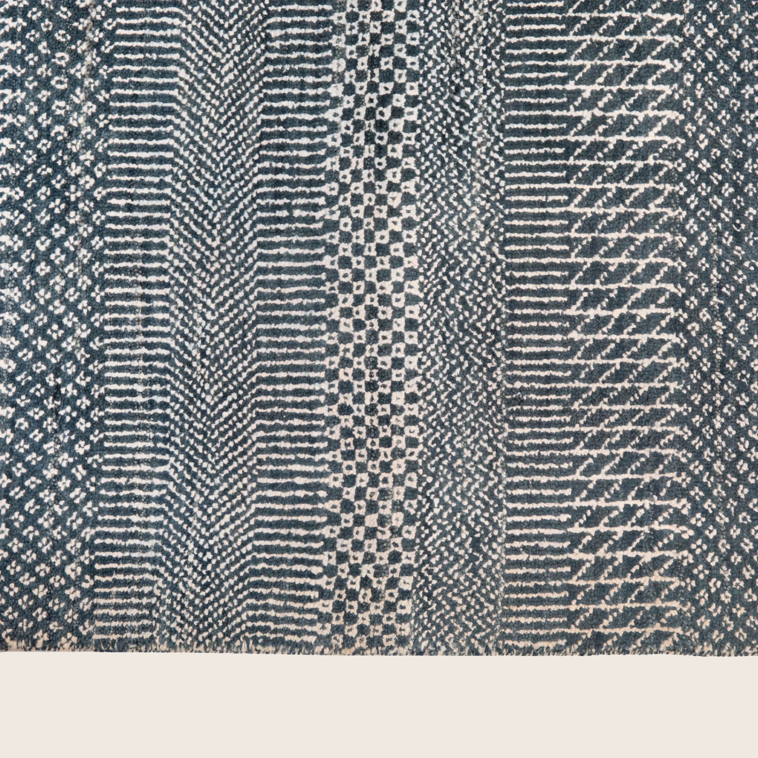 Dark Blau Textured Indo Savannah Teppich aus Wolle und Kunstseide - 6'2' x 9'