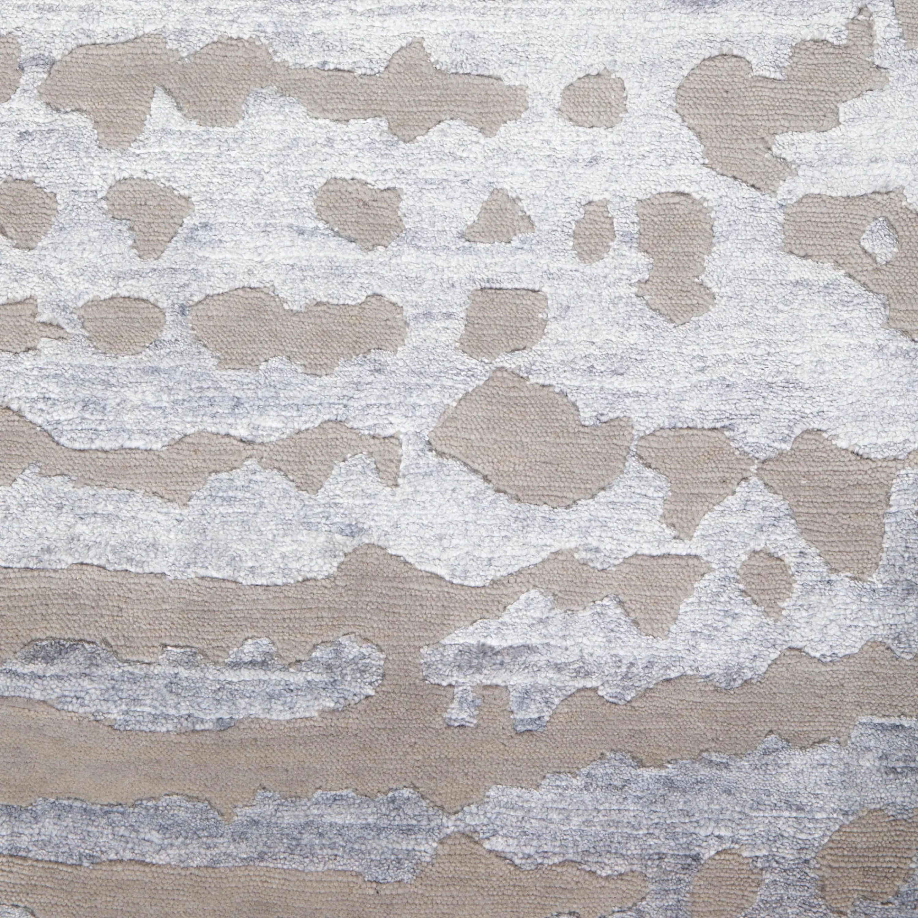 Blaues Silber Texturierte Indo Ikat Teppich aus Wolle und Kunstseide - 8'1' x 10'2'