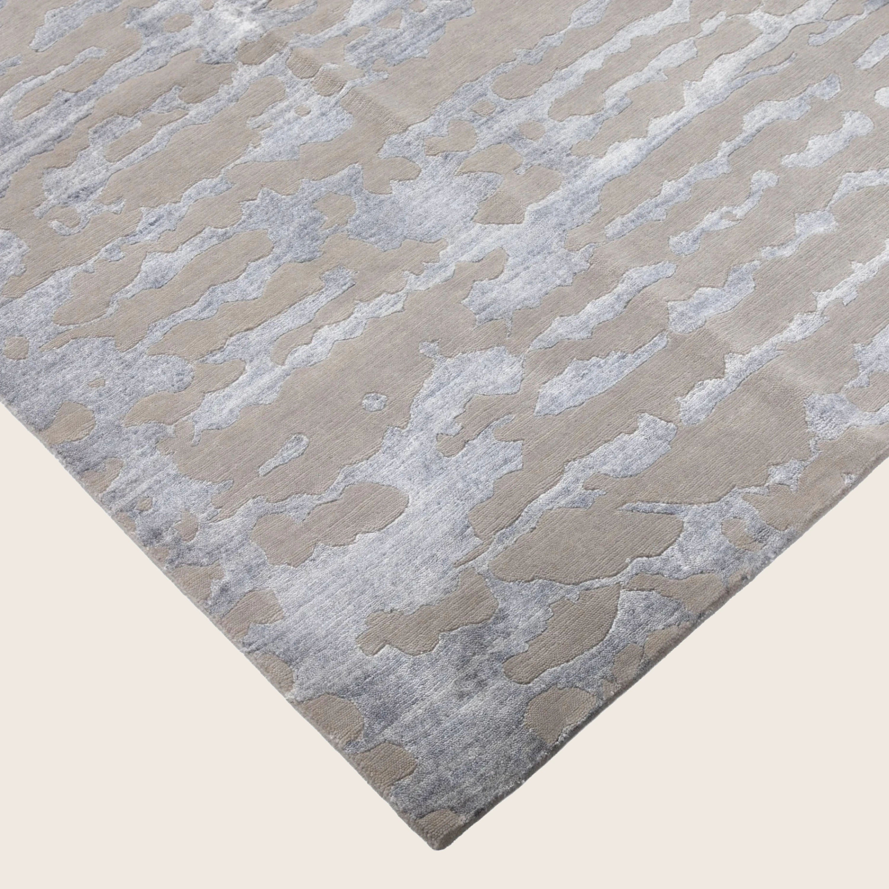 Blaues Silber Texturierte Indo Ikat Teppich aus Wolle und Kunstseide - 8'1' x 10'2'