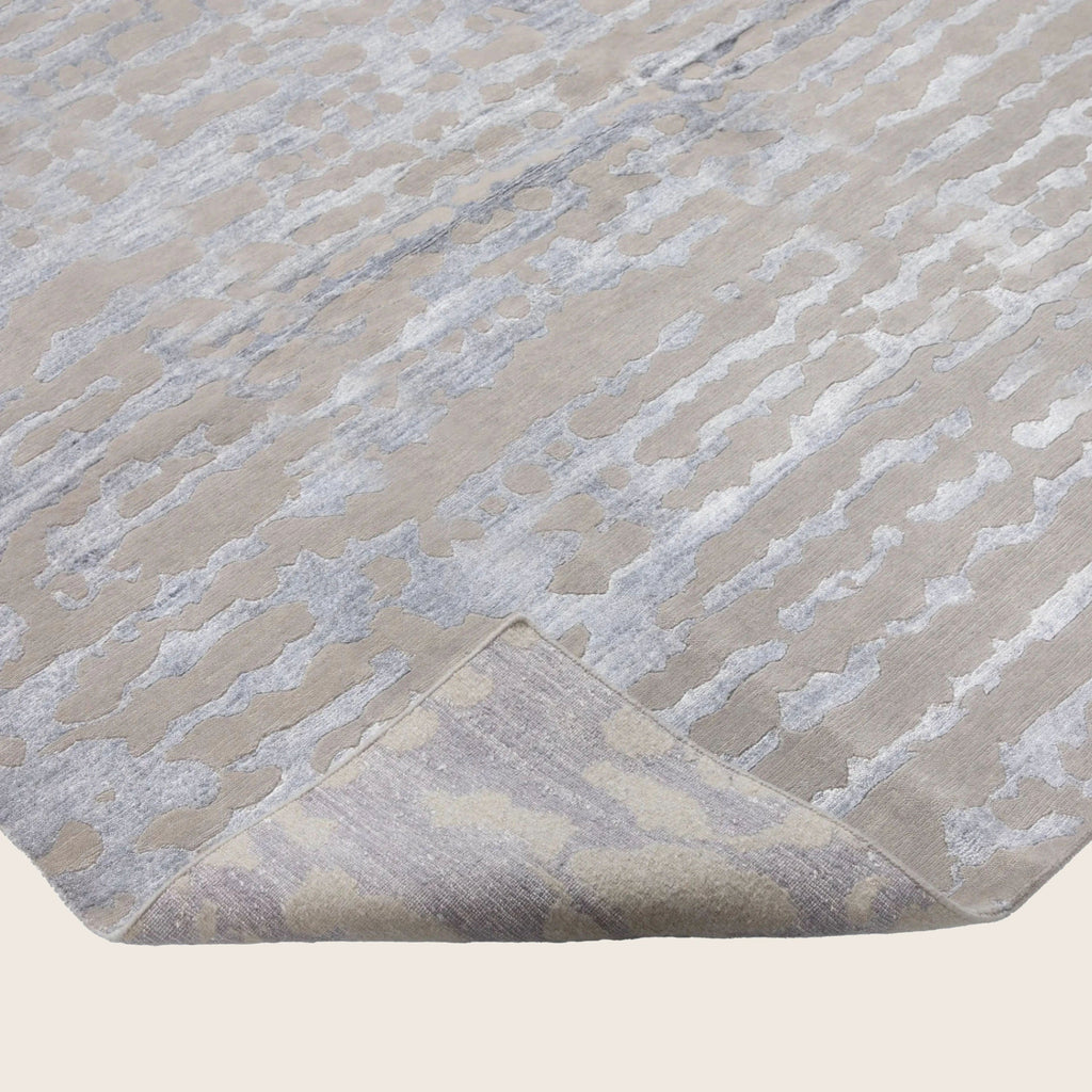 Blaues Silber Texturierte Indo Ikat Teppich aus Wolle und Kunstseide - 8'1' x 10'2'