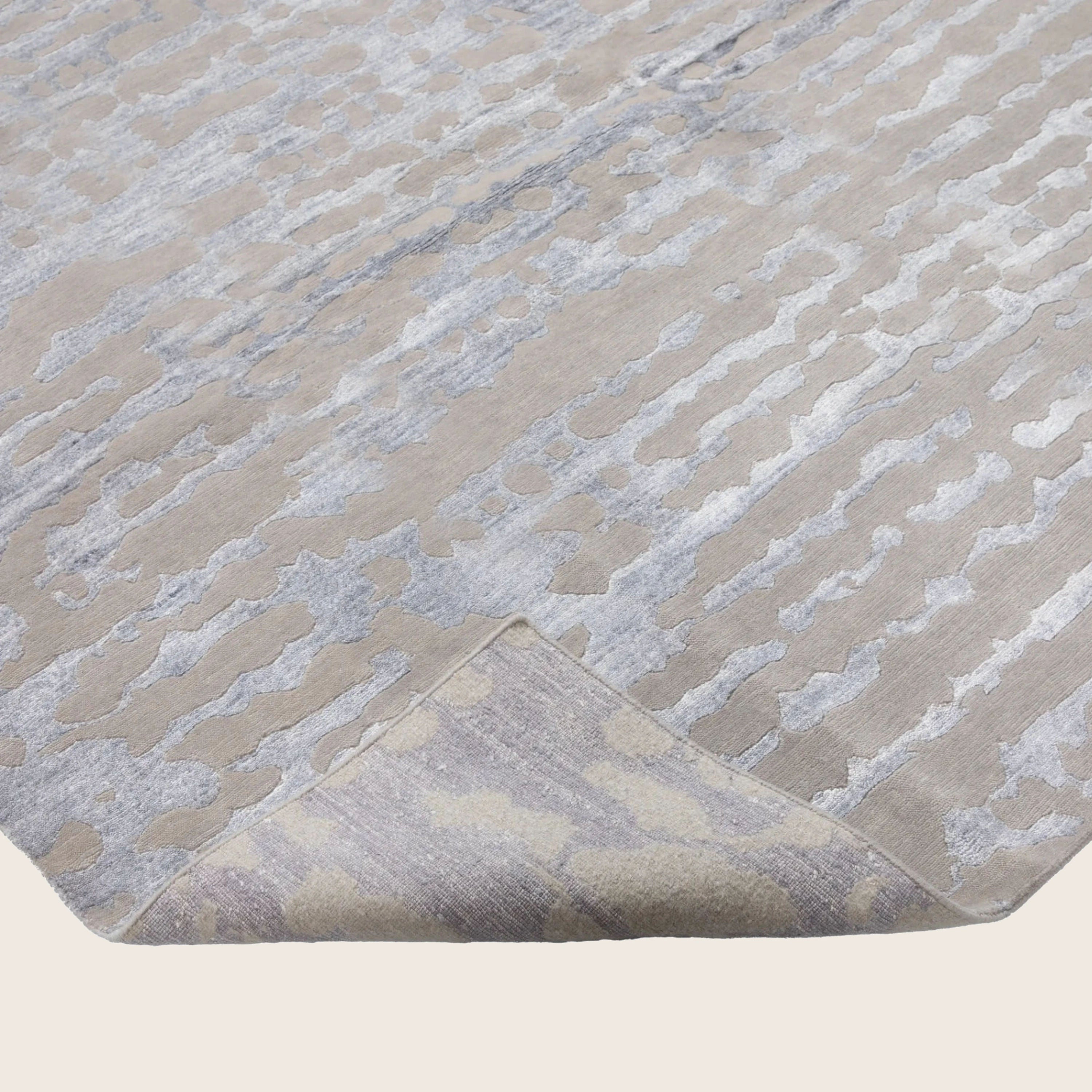 Blaues Silber Texturierte Indo Ikat Teppich aus Wolle und Kunstseide - 8'1' x 10'2'