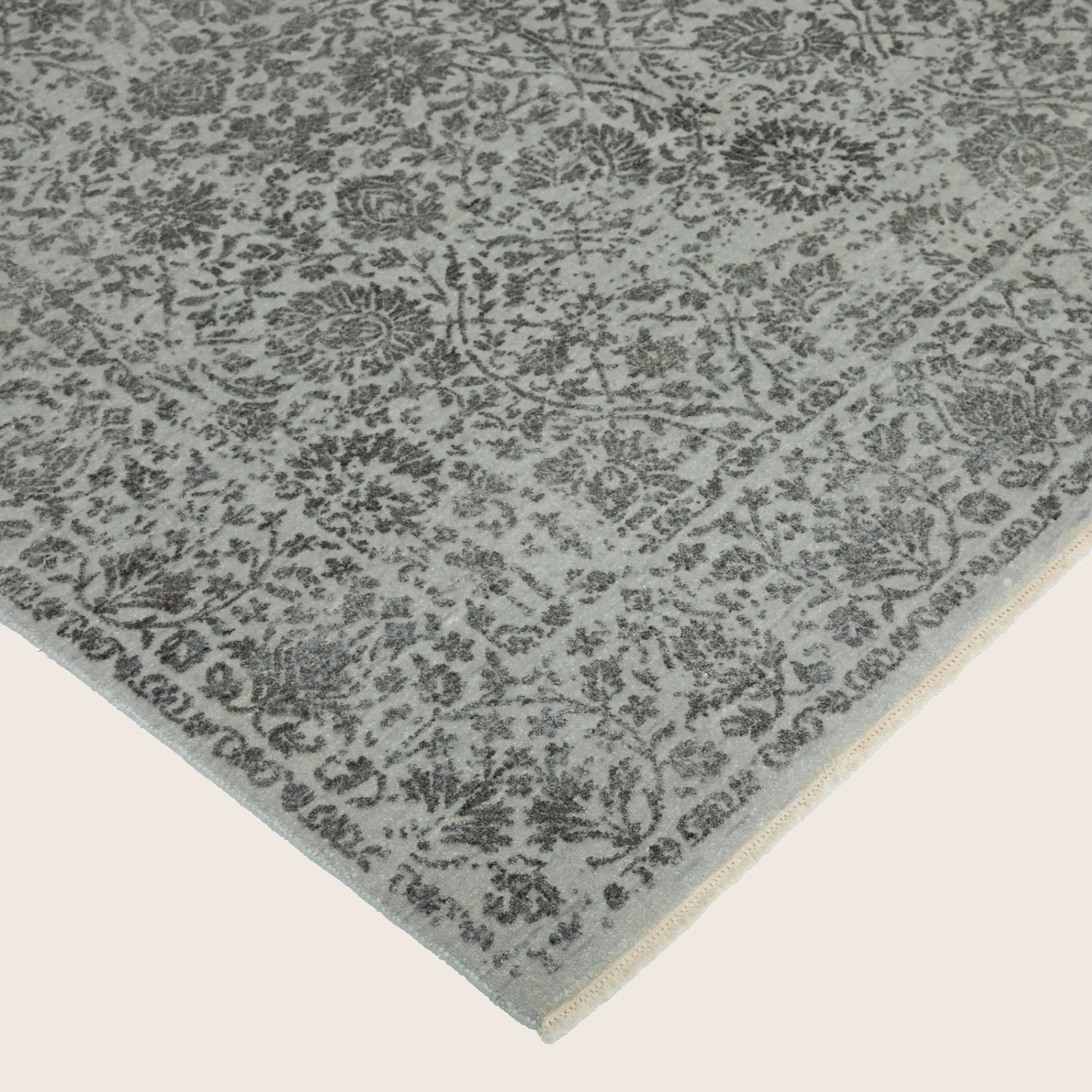 Grauer traditioneller Indo Ikat Teppich aus Wolle und Kunstseide - 6'1' x 9''