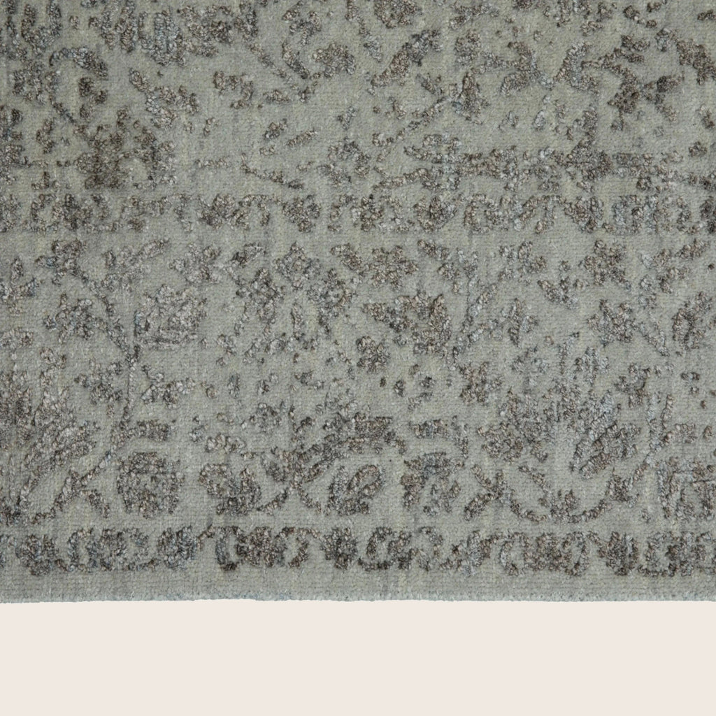 Grauer traditioneller Indo Ikat Teppich aus Wolle und Kunstseide - 6'1' x 9''