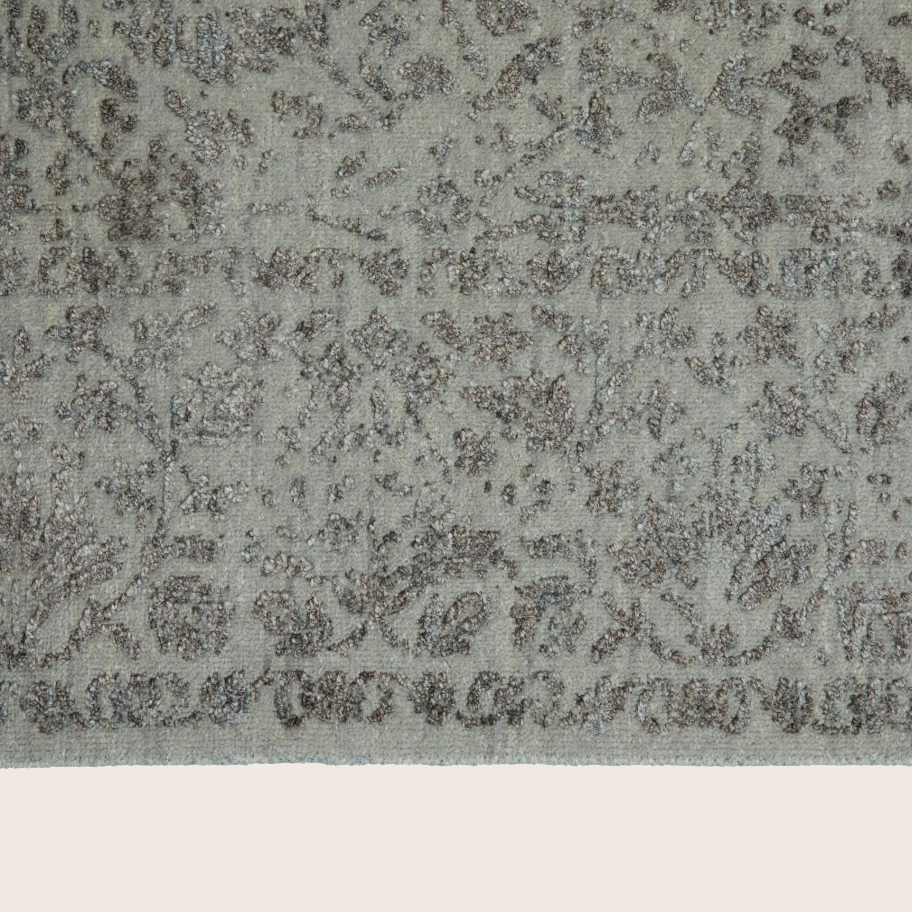 Grauer traditioneller Indo Ikat Teppich aus Wolle und Kunstseide - 6'1' x 9''