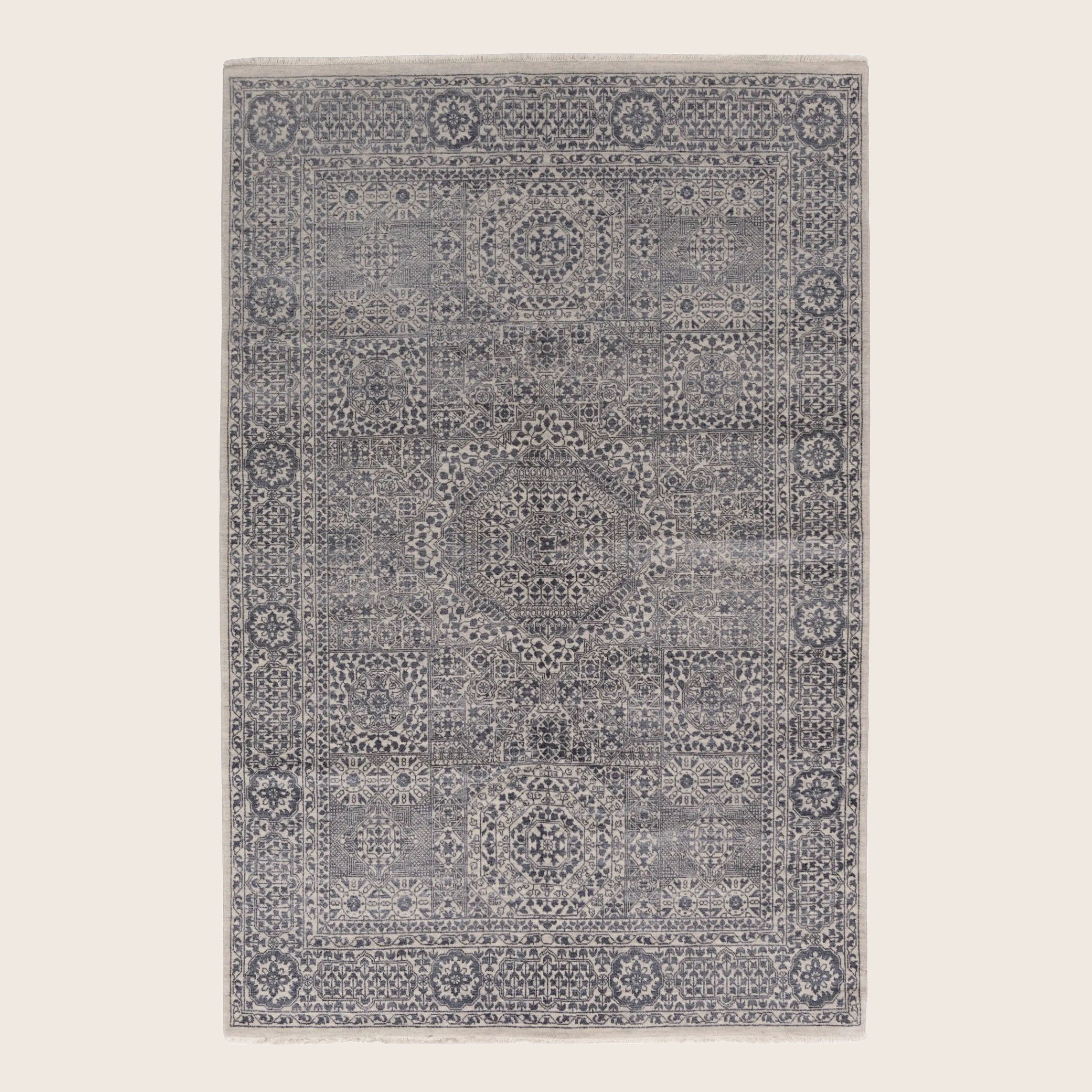 Grauer traditioneller Indo Ikat Teppich aus Wolle und Kunstseide - 6'1' x 9'2'
