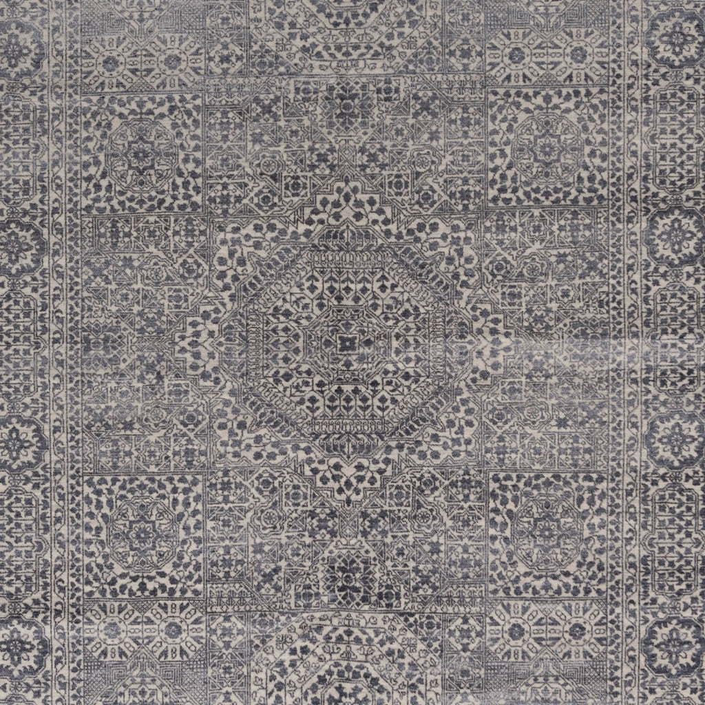 Grauer traditioneller Indo Ikat Teppich aus Wolle und Kunstseide - 6'1' x 9'2'