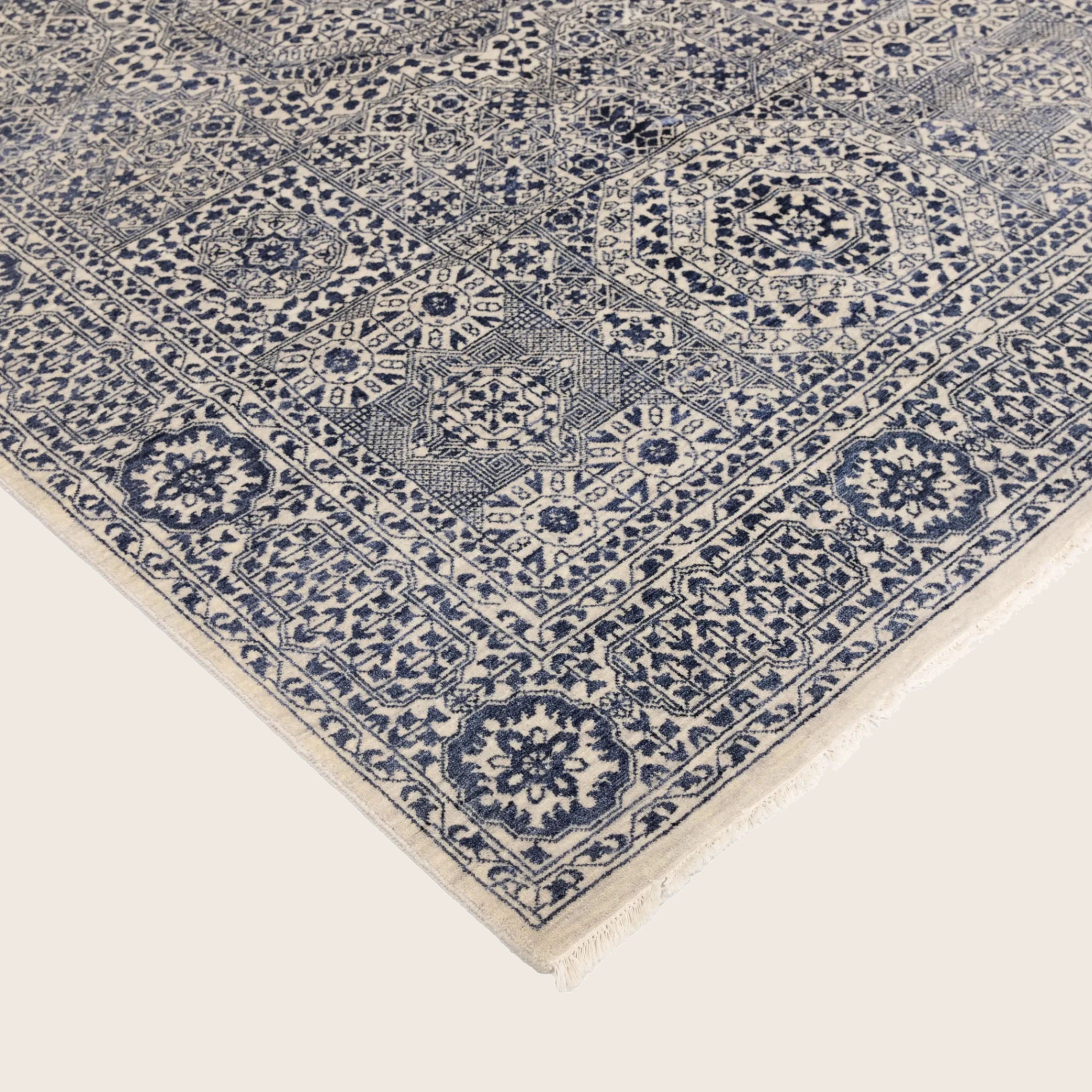 Grauer traditioneller Indo Ikat Teppich aus Wolle und Kunstseide - 6'1' x 9'2'