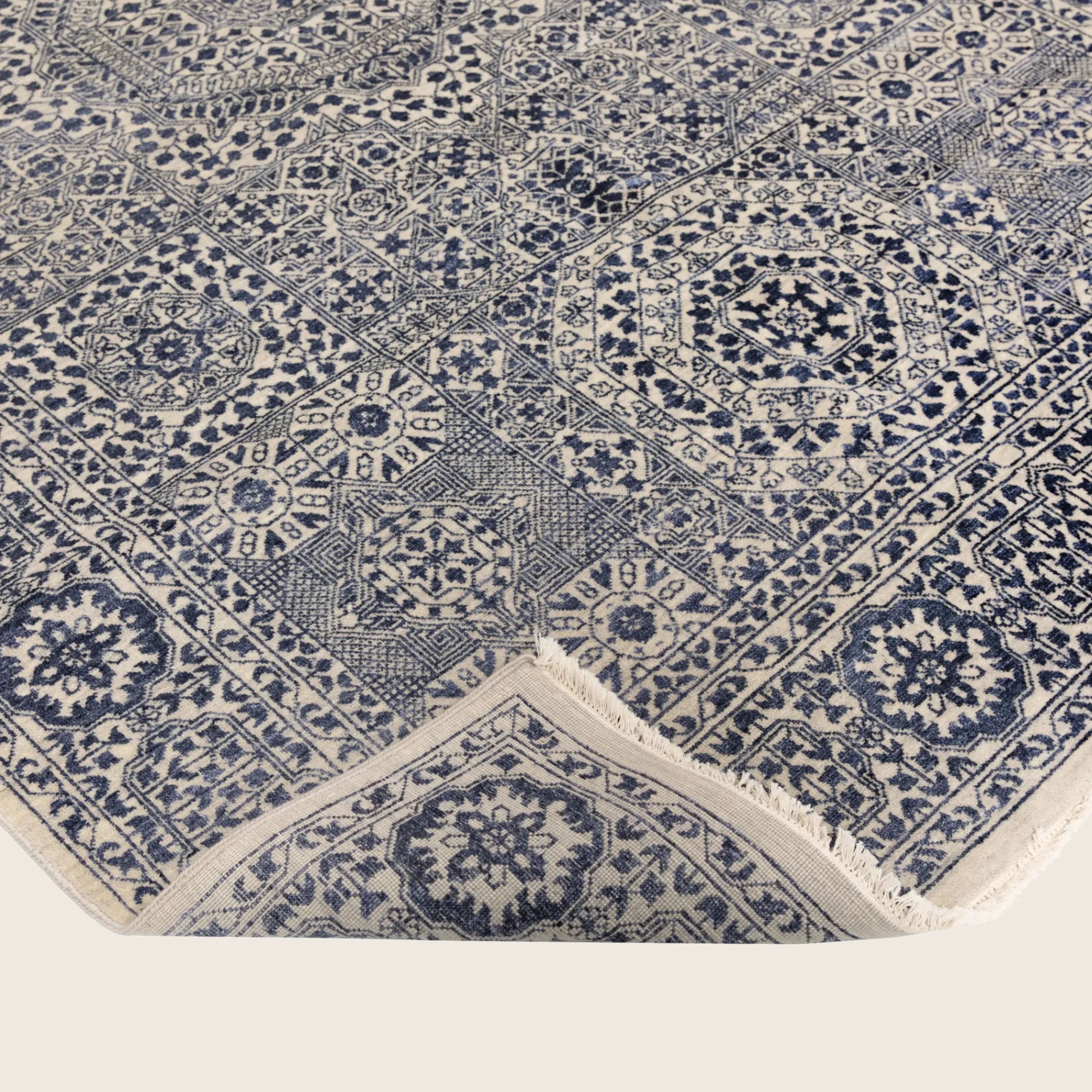 Grauer traditioneller Indo Ikat Teppich aus Wolle und Kunstseide - 6'1' x 9'2'