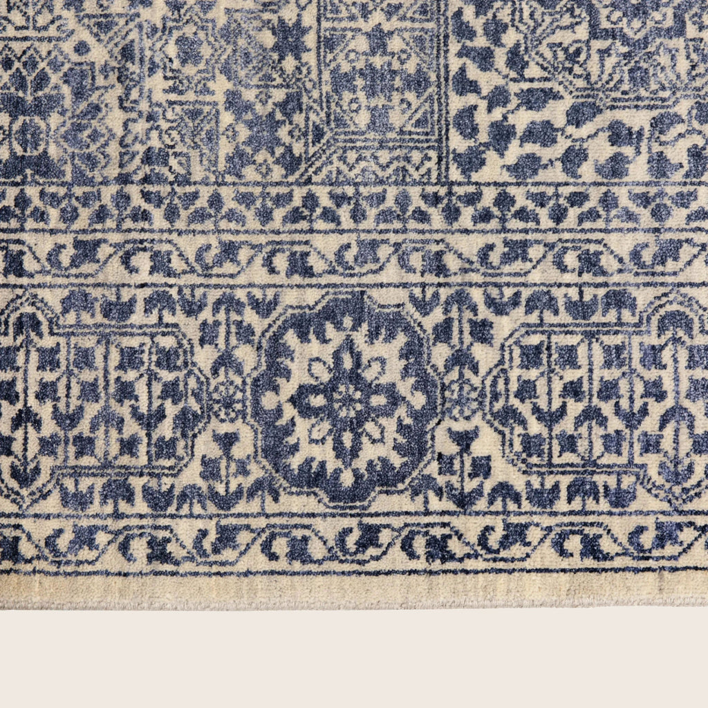 Grauer traditioneller Indo Ikat Teppich aus Wolle und Kunstseide - 6'1' x 9'2'