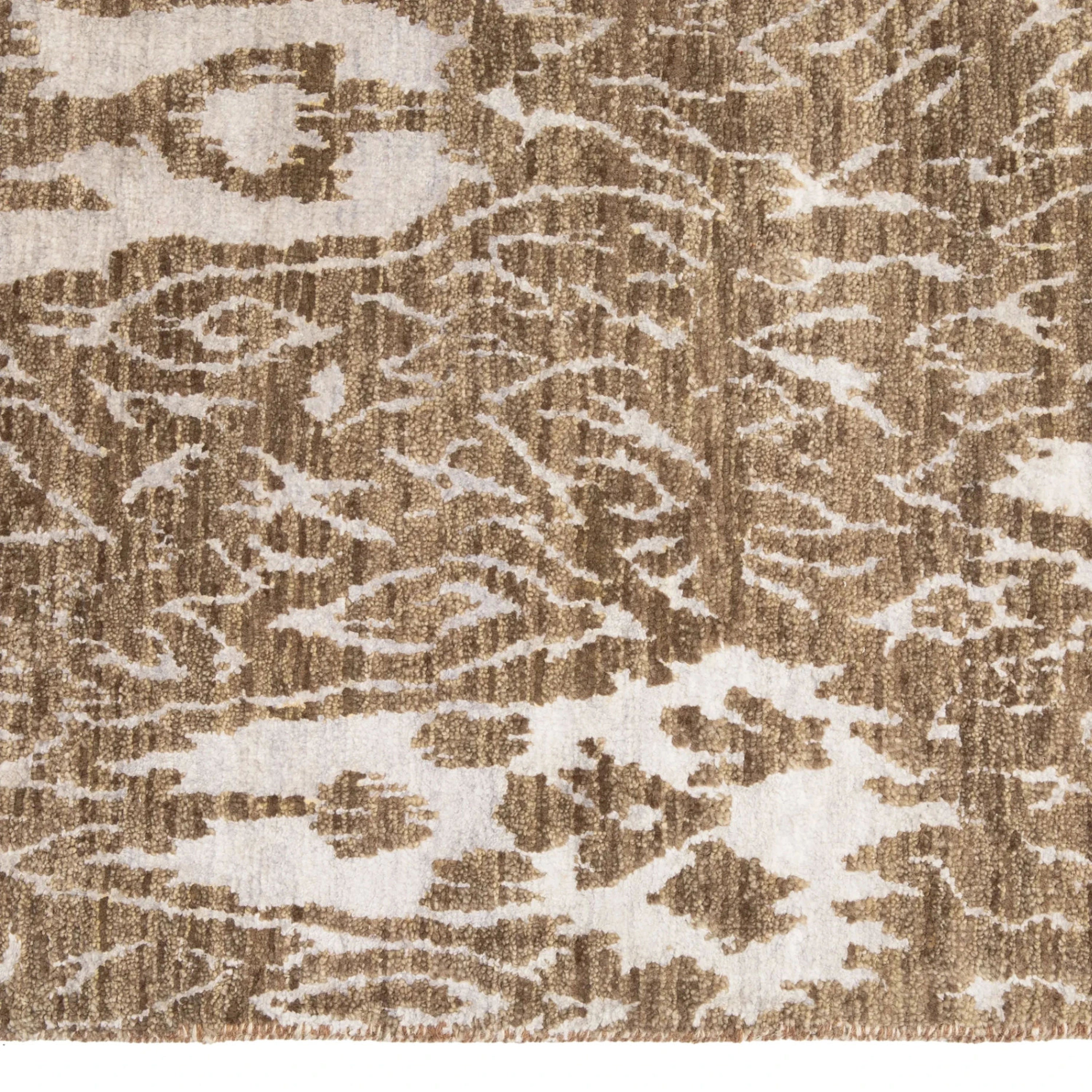 Braun Transitional Indo Ikat Teppich aus Wolle und Kunstseide - 7'1 x 9'1